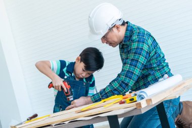 Mühendis Handy man Baba elektrik dr kullanmak için oğlu öğretiyor