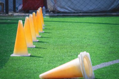 Yeşil açık hava futbol antrenmanlarında futbol spor uyruvarları