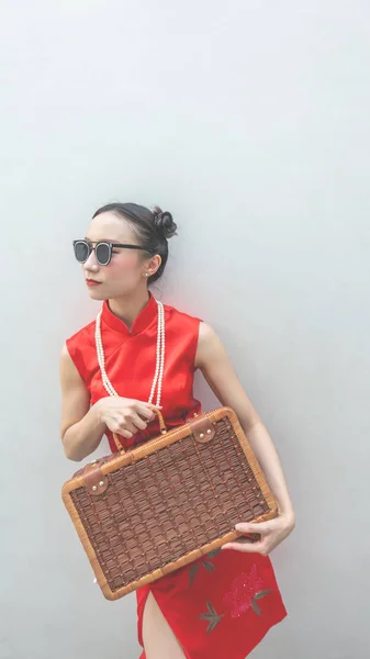 Modelo de moda china vintage con gafas de sol y equipaje de viaje —  Fotos de Stock