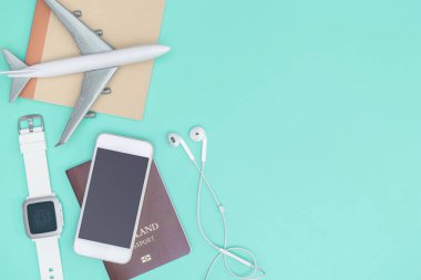 Seyahat aksesuarları nesneleri ve gadget'lar üst görünüm flatlay mavi 