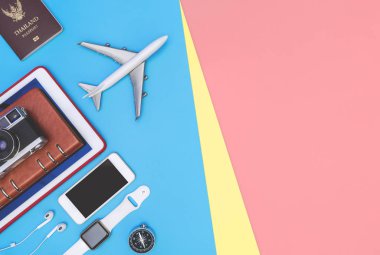 mavi sarı pembe arka plan wi seyahat nesneleri ve aksesuarları