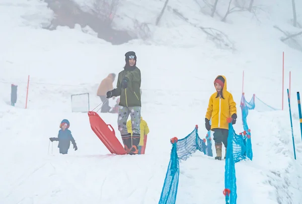 Tourist are playing with snow in Gala Yuzawa Ski resort. — Stock Photo, Image