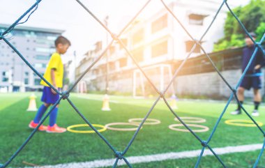 Çocuklar için futbol akademisi antrenmanı arka grup için bulanık