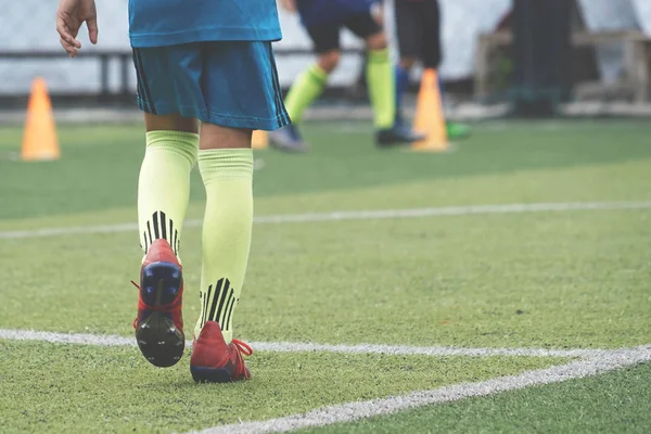 I piedi del bambino si esercitano a correre e muoversi sul campo di calcio — Foto Stock