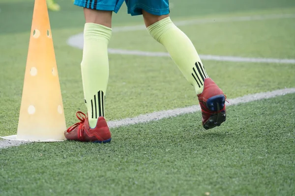 Kinderfüße üben Laufen und Bewegen auf Fußballplatz — Stockfoto