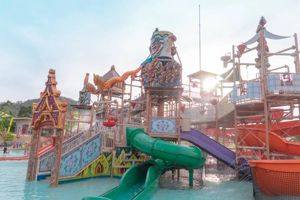 Salpicaduras de agua desde el Parque Acuático Ramayana en Pattaya, Tailandia . — Foto de Stock