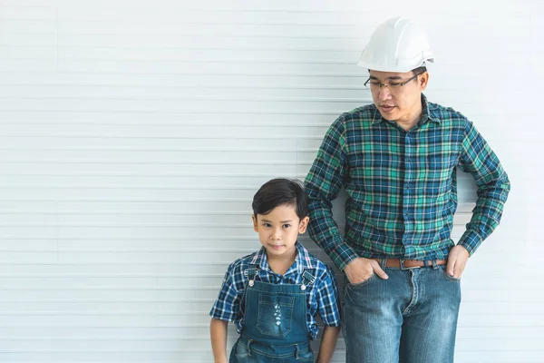 Батько - будівельник стоїть поруч зі своїм сином заради родинного зв "язку. — стокове фото