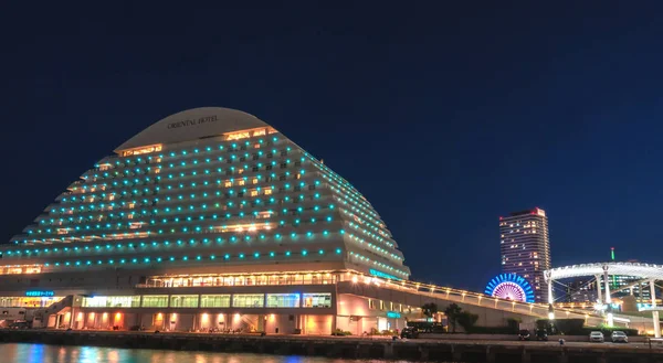 Le Kobe Merikan Park Oriental Hotel s'illumine la nuit . — Photo
