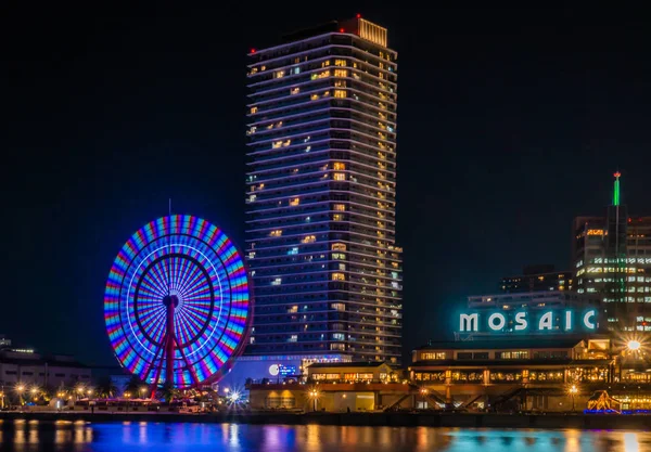Dönme dolap ve Kobe Mozaik alışveriş merkezi gece aydınlanıyor. — Stok fotoğraf