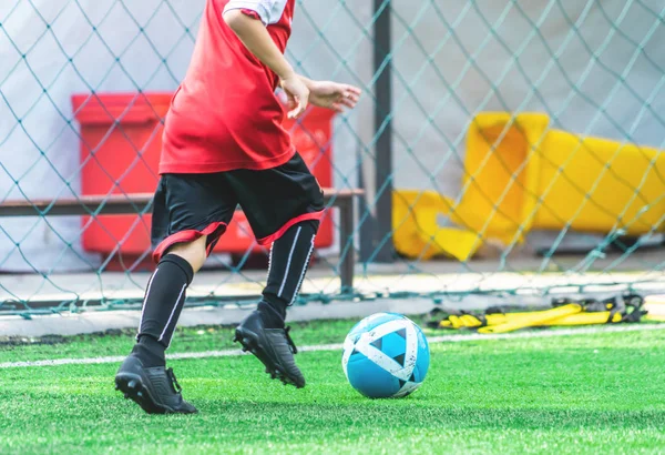 Дети тренируются и капают мяч в футбольных тренировках — стоковое фото