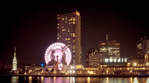 Riesenrad im Hafen von Kobe wird nachts beleuchtet — Stockfoto