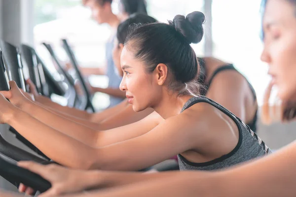 El grupo de mujeres activas está trabajando en bicicleta de fitness. — Foto de Stock