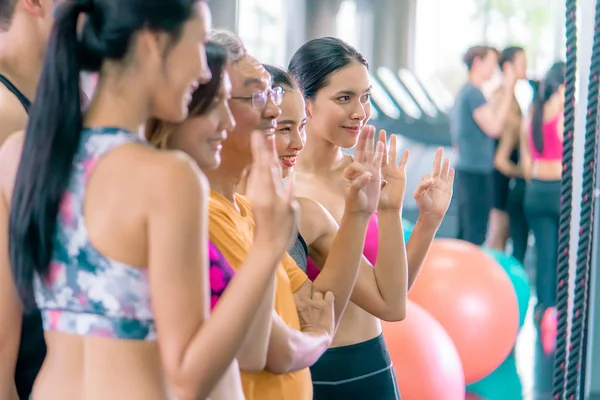 El grupo de personas felices de varias edades está trabajando en Fitness Gym. — Foto de Stock