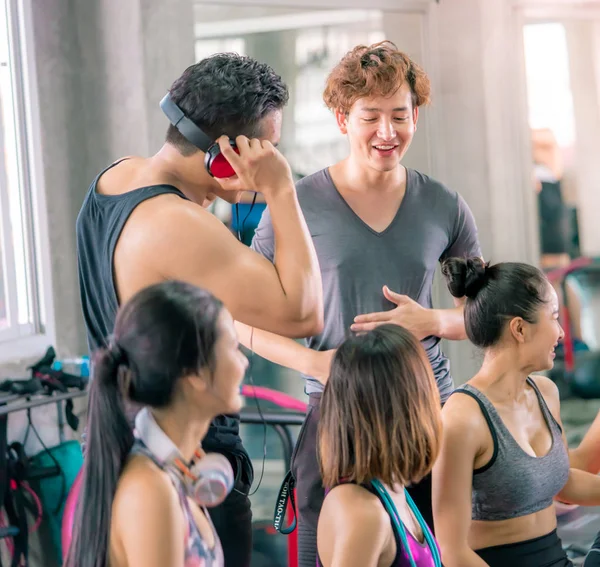 Genç Mutlu Genç Arkadaşlar Grubu Spor Salonu 'nda çalışıyor.