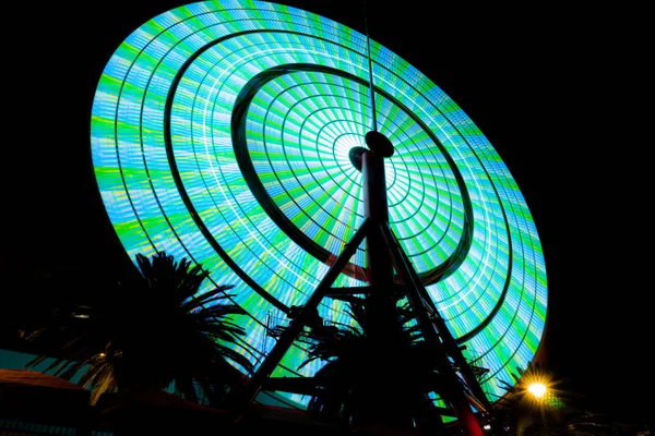 Kobe Riesenrad wird nachts beleuchtet — Stockfoto