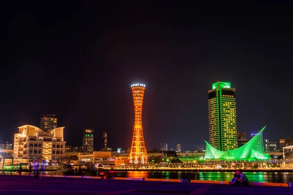Kobe, Japonya - 21 Temmuz 2019: Skyline ve Kobe Liman Kulesi aydınlandı