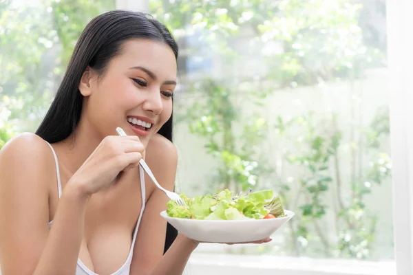 Mujer joven atractiva saludable está comiendo ensalada verde para una vida saludable —  Fotos de Stock