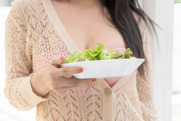 Mujer joven atractiva saludable está comiendo ensalada verde para una vida saludable —  Fotos de Stock