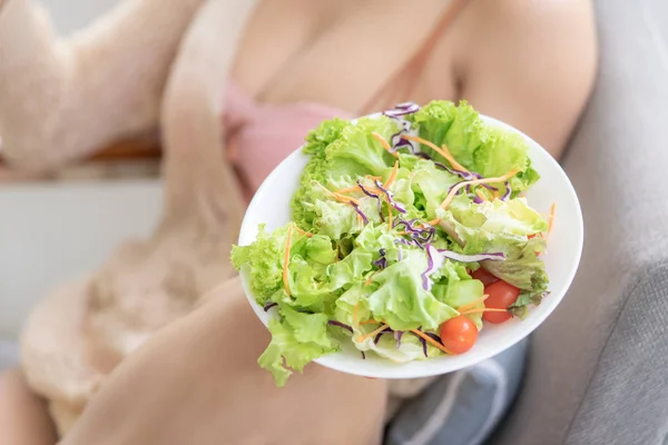 Saudável Sexy jovem mulher está comendo salada verde para vidas saudáveis — Fotografia de Stock