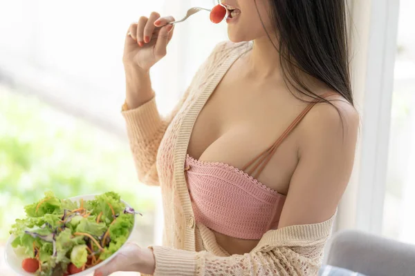 Mujer joven atractiva saludable está comiendo ensalada verde para una vida saludable —  Fotos de Stock