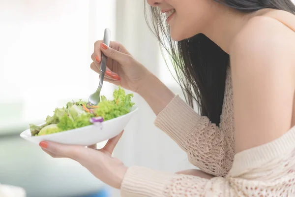 Saudável Sexy jovem mulher está comendo salada verde para vidas saudáveis — Fotografia de Stock