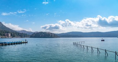 Hakone Japonya'da Ashi Gölü'nün tekne iskelesi