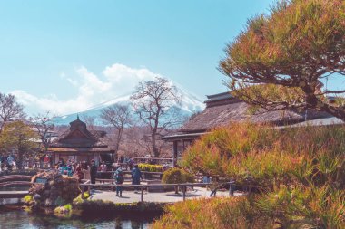 Turistler Oshino Hakkai Villa güzel Fuji Dağı görüntülenin