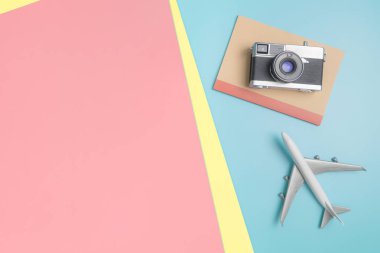 mavi pembe backg üzerinde seyahat konsepti için kamera ve dizüstü tablet