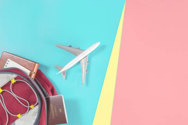 Hava uçağı bl bir gezgin sırt çantası aksesuarları dışarı uçuyor