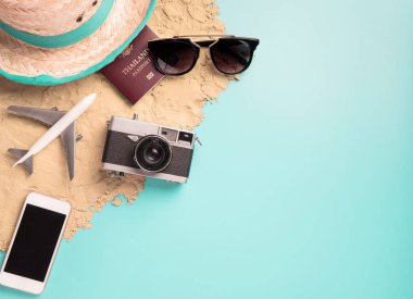 Kum Yaz Tatili seyahat aksesuarları ve Kum üzerinde moda ve