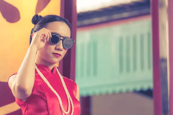 La mujer china es Cheongsam con gafas de sol para el chino Ganster c. —  Fotos de Stock