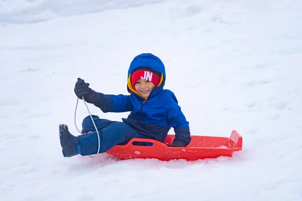 Little Japanese boy is sliding down the snow sled in Gala Yuzawa — Stock Photo, Image