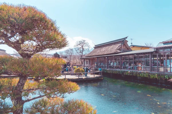 Turistler Oshino Hakkai Villa güzel Fuji Dağı görüntülenin