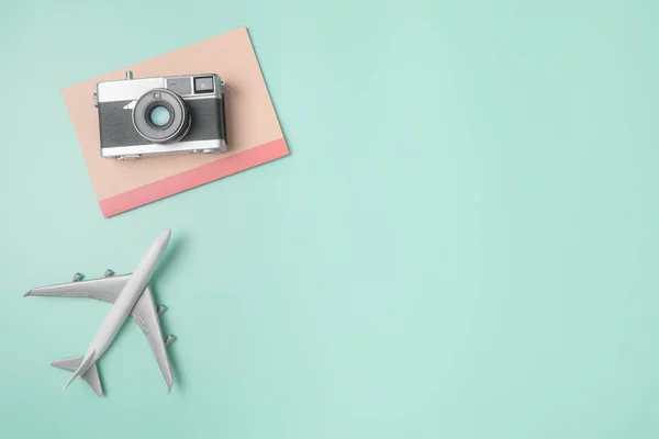 Kamera a notebook pro cestovní koncept na modrém pozadí — Stock fotografie