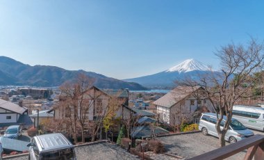 Arka planda Fuji 'nin olduğu Kawaguchiko Kabin Oteli manzarası.