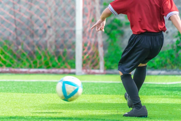Calcio ragazzo si allena calci il pallone nel campo di allenamento di calcio — Foto Stock