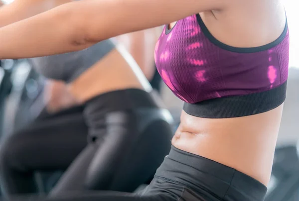 El cuerpo de la mujer está sudando mientras hacen ejercicio en Fitness Cyling M — Foto de Stock
