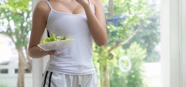 Saudável Sexy jovem mulher está comendo salada verde para vidas saudáveis — Fotografia de Stock