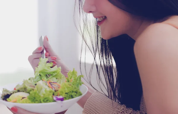 Mujer joven atractiva saludable está comiendo ensalada verde para una vida saludable — Foto de Stock