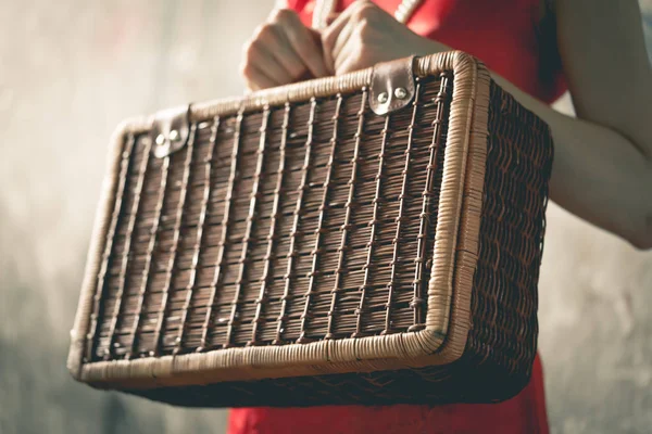 Viajero chino vintage sosteniendo un equipaje de viaje vintage — Foto de Stock