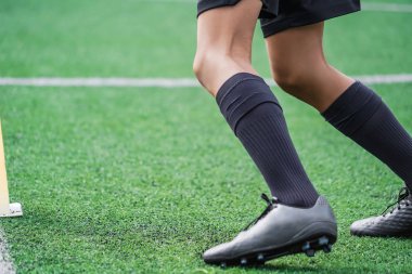 Çocuk ayakları futbol akademisinde koşma ve hareket pratiği yapıyor