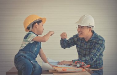Küçük çocuk sahildeki çöpleri ve plastik atıkları temizliyor.