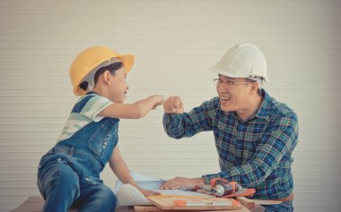 Baba ve Oğul inşaattaki başarı kavramı için yumruk tokuşturuyor.