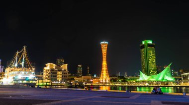 Bir gemi Kobe Limanı 'na yanaşıyor..