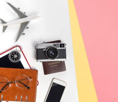 Seyahat nesneleri ve aksesuarları beyaz pembe torba üzerinde