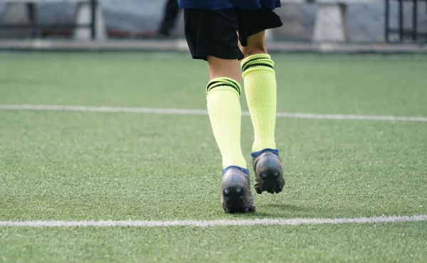 Les pieds d'enfant pratiquent la course et se déplacent sur le terrain de football — Photo