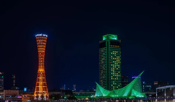 Skyline en Kobe Port Tower lichten 's nachts op — Stockfoto