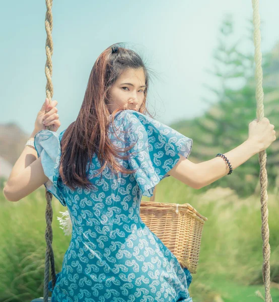 Feliz Hermosa Mujer Asiática Tener Tiempo Relax Columpio Campo Naturaleza —  Fotos de Stock