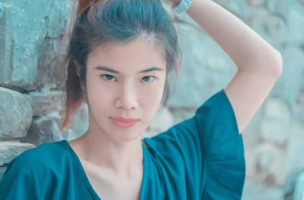 Retrato Mulher Asiática Feliz Com Cabelo Laranja Vestido Azul Com — Fotografia de Stock