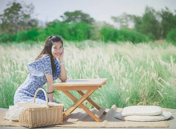 Feliz Asiática Hermosa Mujer Retrato Picnic Mesa Verde Naturaleza Campo —  Fotos de Stock